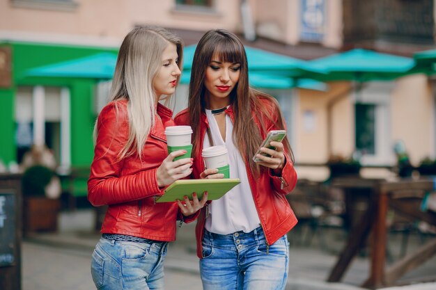 Mujeres mirando un móvil