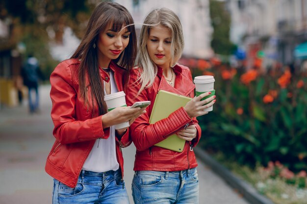 Mujeres mirando un móvil