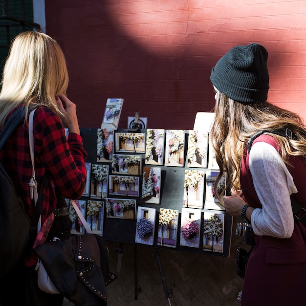 Foto gratuita mujeres mirando tarjetas postales