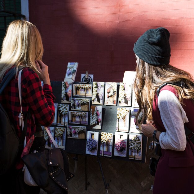 Mujeres mirando tarjetas postales