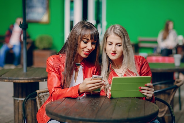 Mujeres mirando un teléfono