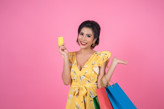 Las mujeres de la moda disfrutan de las compras con bolsa y tarjeta de crédito.