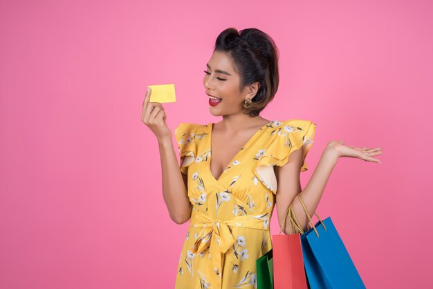 Las mujeres de la moda disfrutan de las compras con bolsa y tarjeta de crédito.