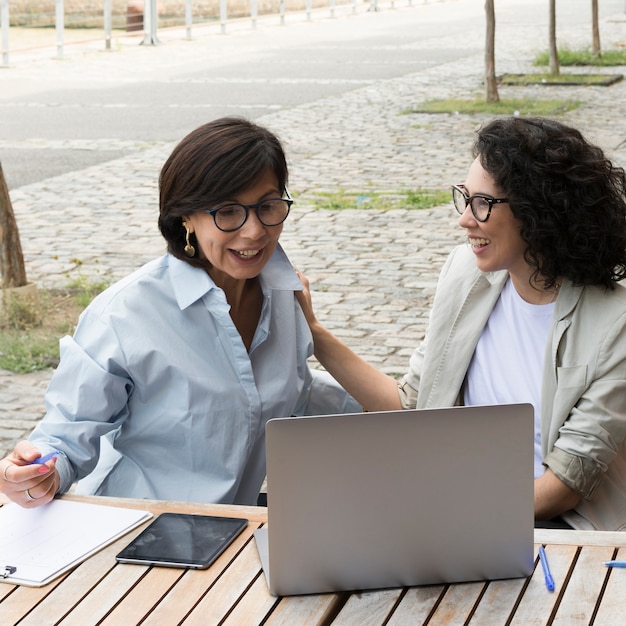 Mujeres modernas trabajando afuera