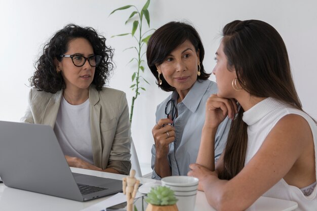 Mujeres modernas trabajando en un proyecto