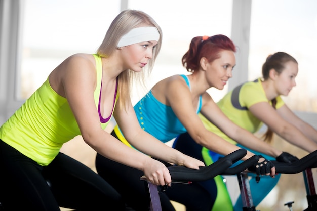 Mujeres montando en bici