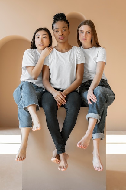 Mujeres multiculturales posando juntos