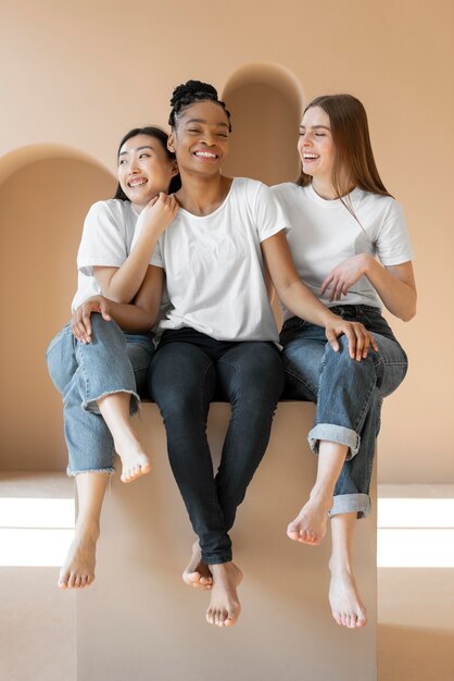 Mujeres multiculturales posando tiro completo