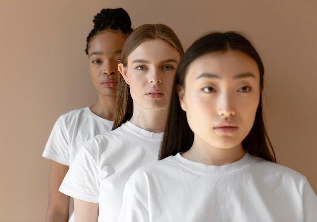 Foto gratuita mujeres multiculturales de tiro medio posando