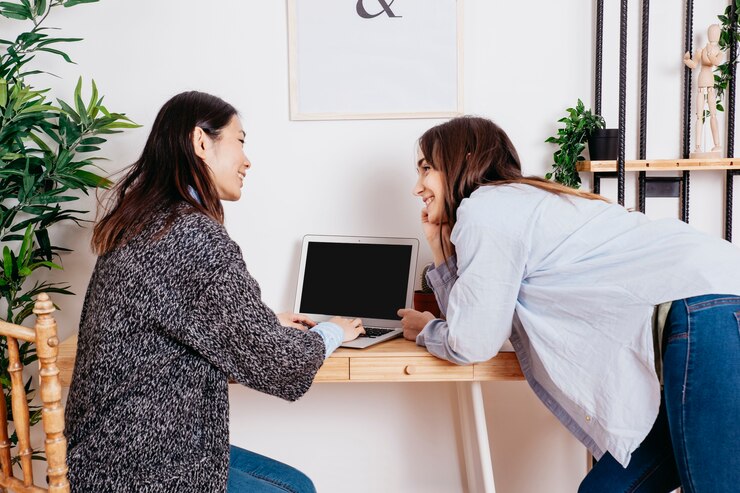 Foto gratuito mujeres multiétnicas alegres en la computadora portátil
