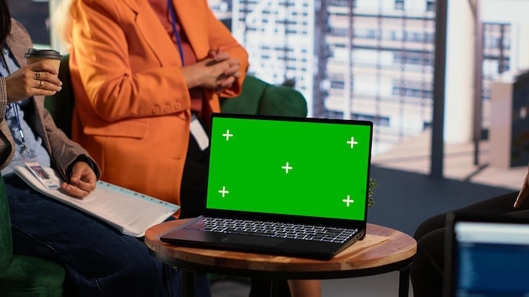 Foto gratuito mujeres multiétnicas discutiendo nuevas estrategias junto a la pantalla verde