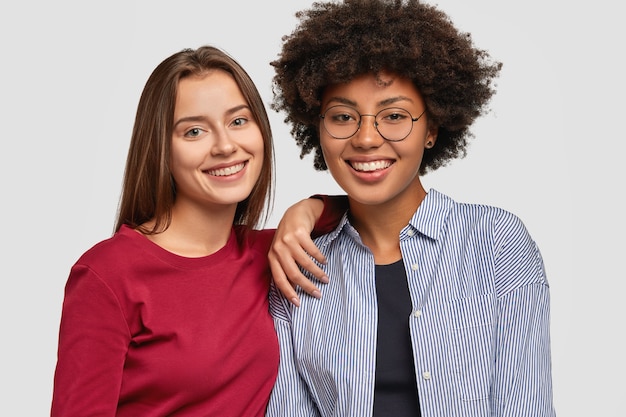 Foto gratuita mujeres multiétnicas con expresiones alegres.