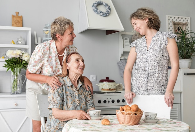 Foto gratuita mujeres multigenerativas hablando entre ellas durante el desayuno.