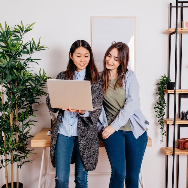 Foto gratuita mujeres multirraciales con cuaderno