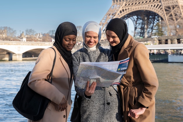 Mujeres musulmanas viajando juntas a paris.