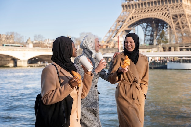 Mujeres musulmanas viajando juntas a paris.