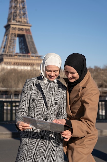 Mujeres musulmanas viajando juntas a paris.