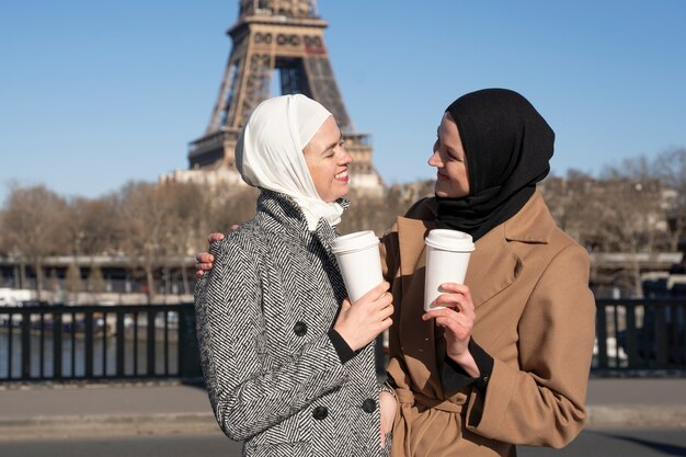 Mujeres musulmanas viajando juntas a paris.