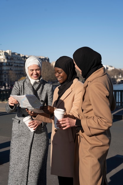 Mujeres musulmanas viajando juntas a paris.