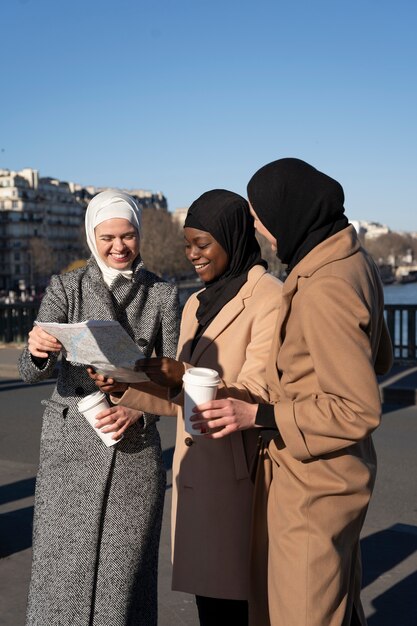 Mujeres musulmanas viajando juntas a paris.