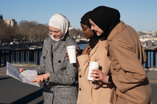 Mujeres musulmanas viajando juntas a paris.