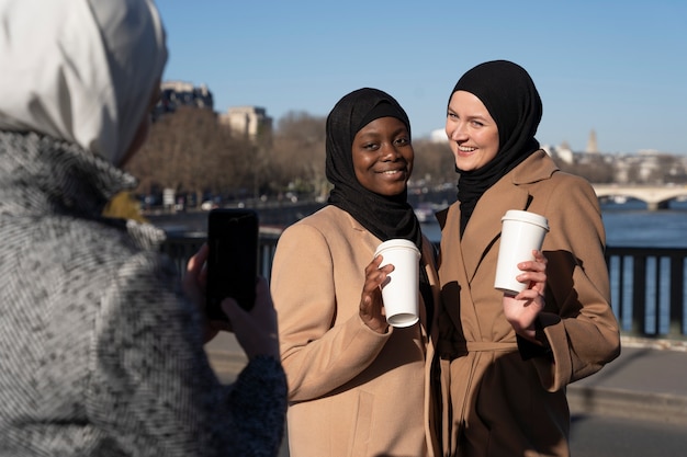 Mujeres musulmanas viajando juntas a paris.