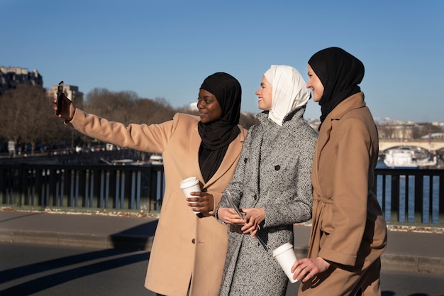 Foto gratuita mujeres musulmanas viajando juntas a paris.