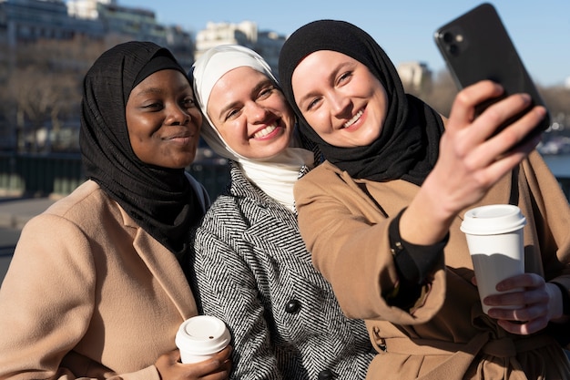 Mujeres musulmanas viajando juntas a paris.