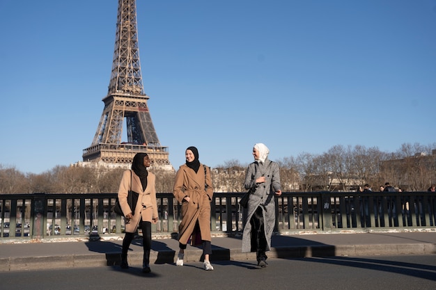 Mujeres musulmanas viajando juntas a paris.