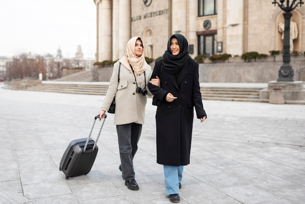 Foto gratuita mujeres musulmanas viajando juntas