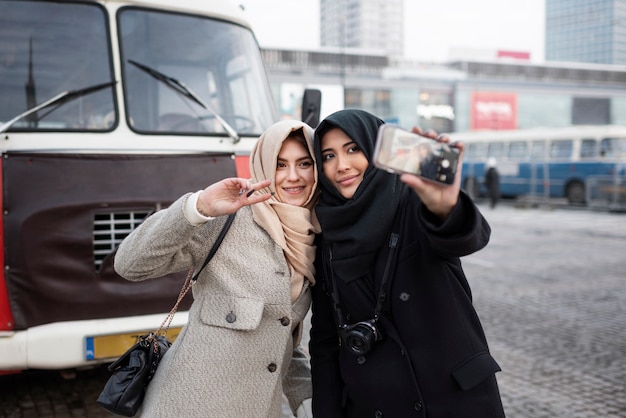 Foto gratuita mujeres musulmanas viajando juntas