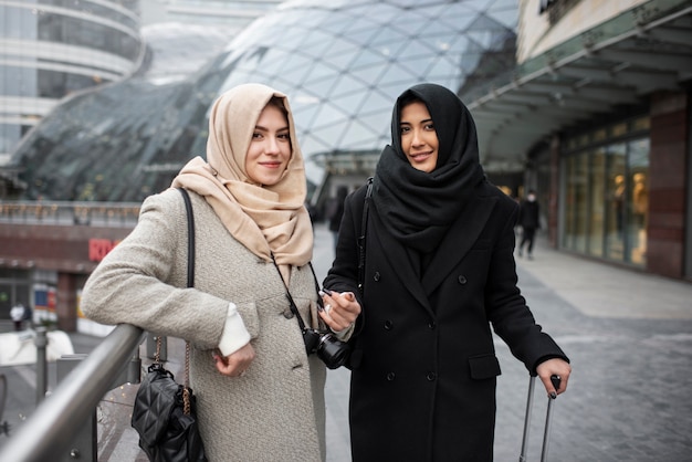 Foto gratuita mujeres musulmanas viajando juntas