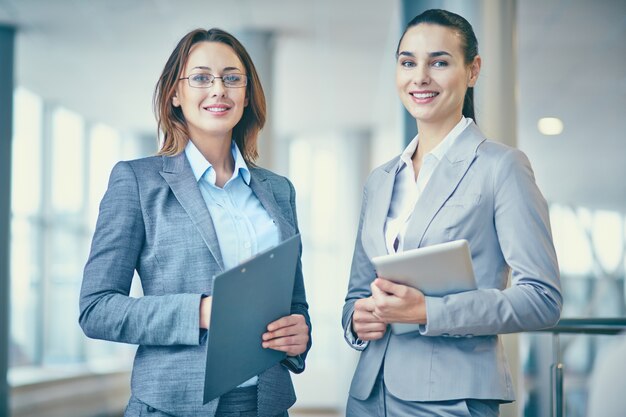 Mujeres de negocio esperando a sus compañeros