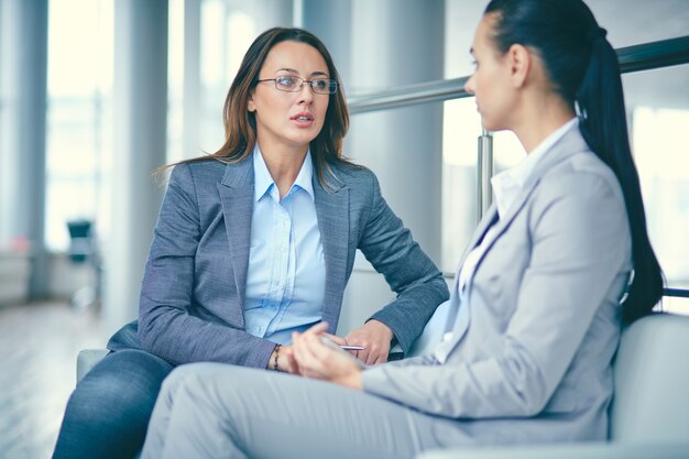 Mujeres de negocio hablando de la reunión