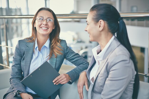 Mujeres de negocio pasando un buen rato en la oficina