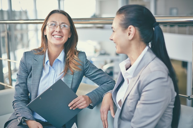 Mujeres de negocio pasando un buen rato en la oficina