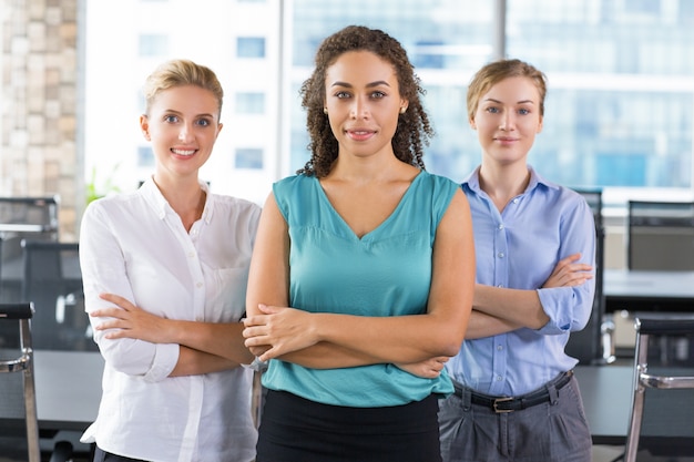 Mujeres de negocios con los brazos cruzados