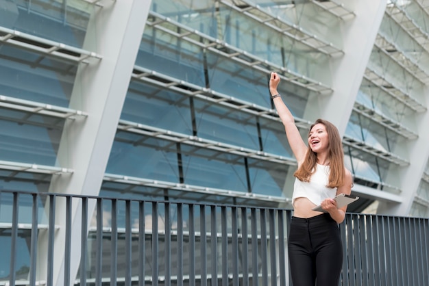 Foto gratuita mujeres de negocios celebrando en la calle