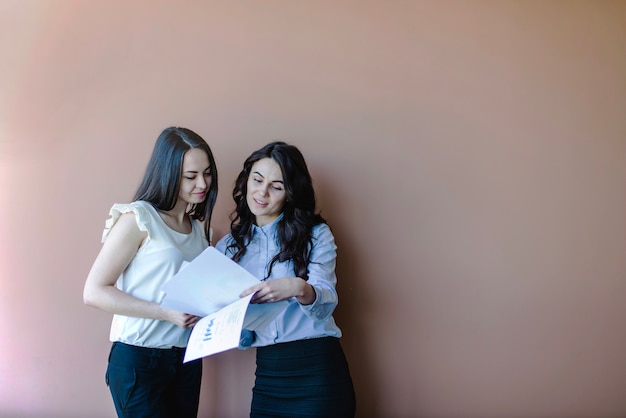 Mujeres de negocios controlando papeles