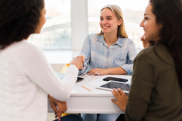 Mujeres de negocios dándose la mano