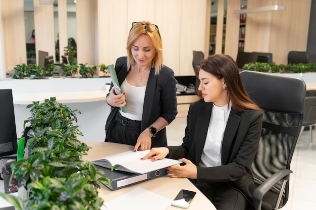 Mujeres de negocios empoderadas en la oficina