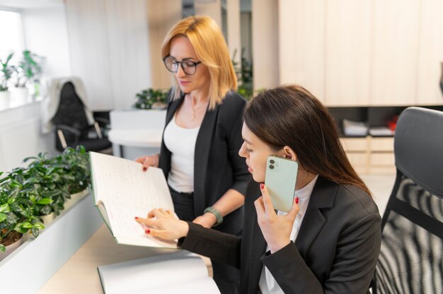 Mujeres de negocios empoderadas en la oficina