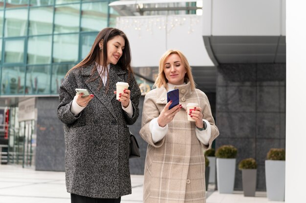 Mujeres de negocios empoderadas en la oficina