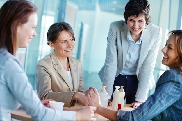 Mujeres de negocios hablando sobre productos de belleza