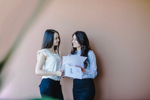 Mujeres de negocios hablando