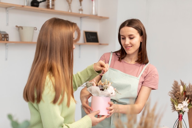 Foto gratuita mujeres de negocios haciendo un ramo