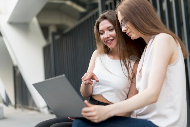 Mujeres de negocios juntas en la calle