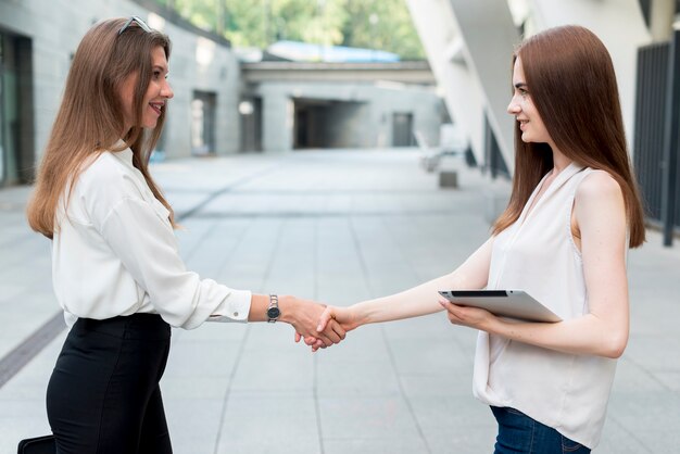 Mujeres de negocios juntas en la calle