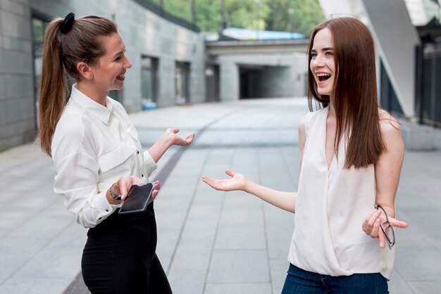 Mujeres de negocios juntas en la calle