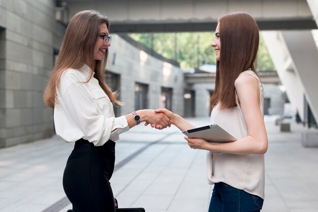 Mujeres de negocios juntas en la calle